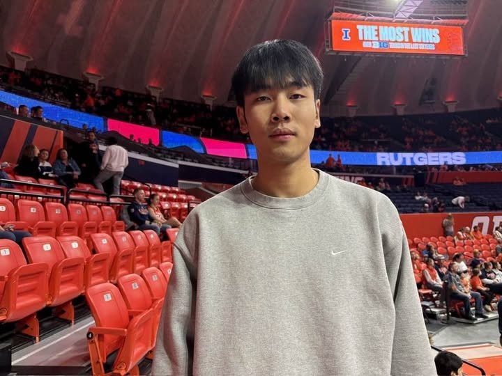 张博源到访伊利诺伊大学:这有很多中国同胞 球队也常年排在TOP20