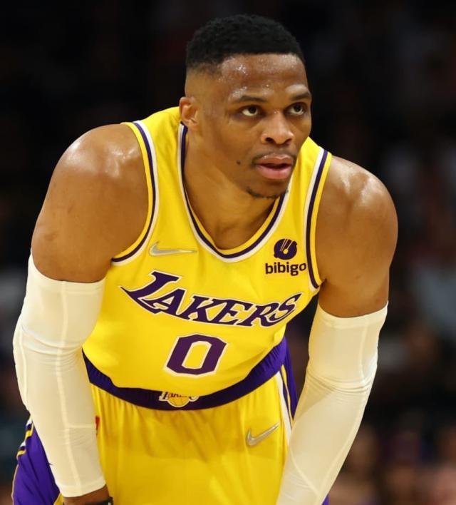 开云体育网站-詹眉韦少通电话誓要携手共进 湖人还要交易吗?