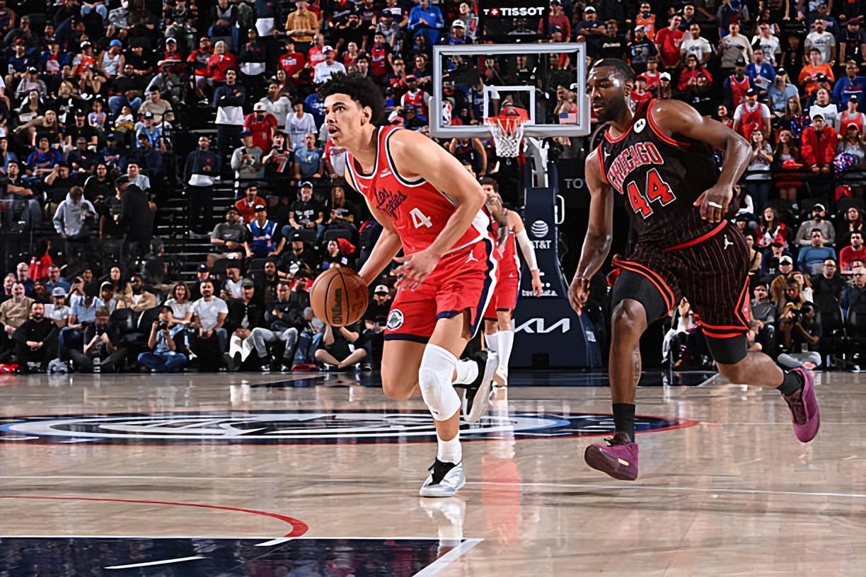 先发出场打出优质3D的表现,快船理应让侧翼新星留在轮换阵容中?